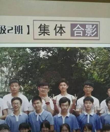 蔡徐坤上學(xué)照片曝光，到底有沒有整容一目了然了