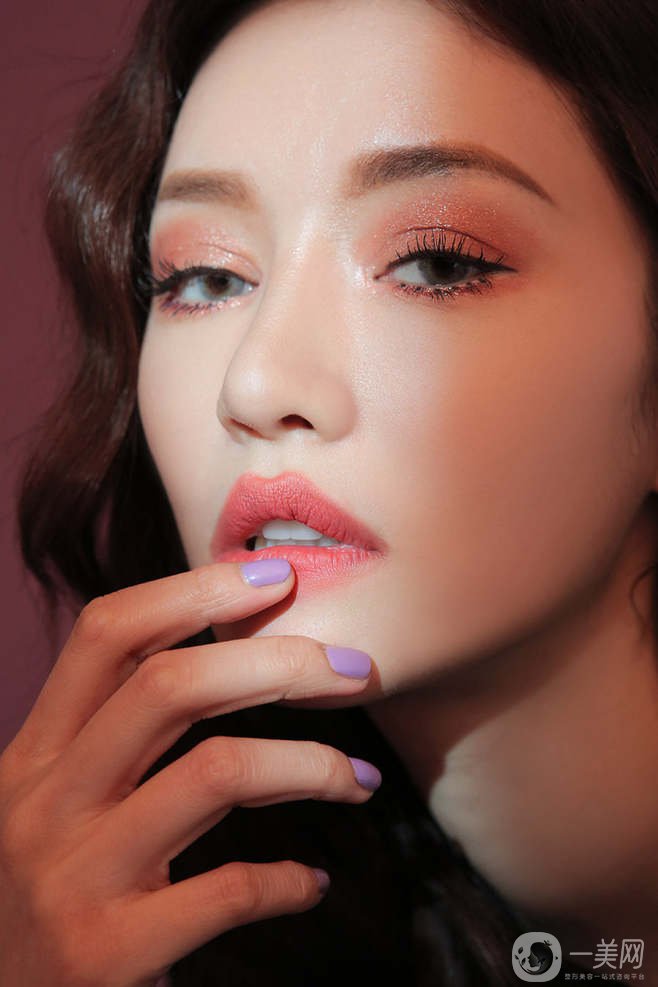 關(guān)于眼睛眼皮的單雙問題，真的是審美各異了，有的人覺得單眼皮會(huì)顯得更有個(gè)性，而雙眼皮會(huì)覺得萌萌噠，但在大多數(shù)人的眼里，還是覺得雙眼皮的眼睛更能放電，更好看有魅力，所以雙眼皮手術(shù)做的也越來越多，*常見的就是*割雙眼皮手術(shù)了，*迫切的問題，*割雙眼皮的價(jià)格要多少錢呢?