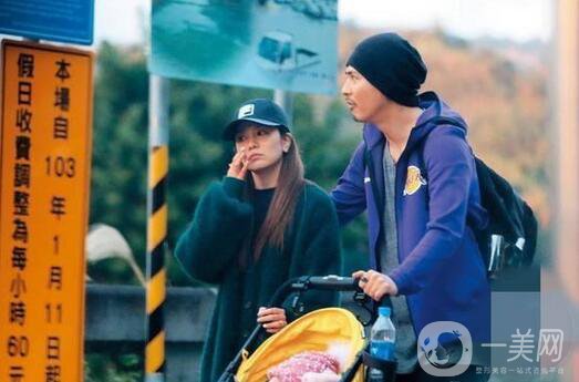 周渝民帶妻子女兒現(xiàn)身臺(tái)北動(dòng)物園，網(wǎng)友：和大S的感情真叫人唏噓