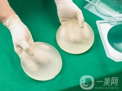 假體隆胸的技術(shù)目前已經(jīng)比較成熟，有些愛(ài)美的女士在胸部位置，想要借助假體，來(lái)擴(kuò)大胸部的*果。 為了讓自己能夠突出獨(dú)特象征的身材，想到的方法就是選擇進(jìn)行假體隆胸手術(shù)，通過(guò)做假體隆胸手術(shù)，可以讓我們擁有傲人的身姿。毛面隆胸假體外層有組紋，有種磨砂的手感，它的其在特點(diǎn)是可允許組織粘在表面，這樣*降低包膜縮小的可能，其中相對(duì)價(jià)格比其他的貴一些。