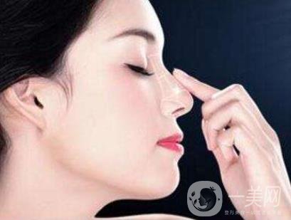  現(xiàn)在的女性大都愛美，都希望擁有白皙細膩的皮膚，但往往不受人自身的意志所控制，在臉上長出各種各樣或多或少的斑點。那么斑是怎么形成的呢？它的形成既有內(nèi)部原因也有外部因素的影響。當(dāng)一個人處于高壓力的狀態(tài)下，或新陳代謝較為緩慢，內(nèi)分泌失調(diào)，家族遺傳等因素都會形成色斑，外部原因諸如紫外線照射，不良的清潔習(xí)慣等都是生成色斑的因素。 在各種祛斑方式里。激光祛斑也成了多數(shù)深受其影響之人的選擇，那么做此選擇之人*為關(guān)心的問題就是激光祛斑好嗎？我們下面了解下激光祛斑。 激光祛斑的原理是細胞中的黑色素快速吸收激光后，產(chǎn)生極高的溫度，來粉碎氣化后的黑色素，*終被自身的吞噬細胞吞噬、清除，從而排出體外，激光祛斑就是用不同的激光在斑點部位透過表層皮膚直接作用于黑色素細胞，將其破壞排出。由于色斑種類不同，進行的手術(shù)次數(shù)也不同。 不同波長的激光針對不同的色斑，產(chǎn)生的能量也各不相同，對疼痛的刺激也不盡相同，有的需要打麻藥或敷麻藥，有的則可直接進行調(diào)節(jié)，視情況的不同或者患者自身實際需求做出相對應(yīng)的調(diào)節(jié)手術(shù)。 激光祛斑法是具有針對性的，相對更*一些。只有病變的細胞才會吸收與其相對應(yīng)的激光，而其余無斑點的皮膚是不會受損傷的，因而正常情況下激光祛斑是不會在皮膚上留疤痕的。先進的激光技術(shù)還可以做到控制激光所到達的皮膚深度，脈沖可調(diào)節(jié)，從而能夠降低皮膚的損傷程度到*低程度。采用激光祛斑術(shù)后，不僅能清除面部斑點，同時光子具有嫩膚特性，利用這一特性還可改良膚質(zhì)，消除細小皺紋的作用。 但不得不說的是，任何手術(shù)都是有風(fēng)險的，有可能會引發(fā)并發(fā)癥。建議愛美者選擇可靠的醫(yī)療機構(gòu)進行祛斑手術(shù)，降低風(fēng)險祛斑手術(shù)的*性。