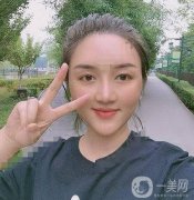 在我剛剛做完面部提升手術(shù)出來(lái)的時(shí)候，自己的臉部包裹著紗布，戴著頭套