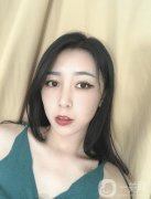 單眼皮的我看上去一點(diǎn)沒有神，我都閨蜜經(jīng)常說我該去做一個(gè)雙眼皮手術(shù)