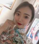 其實(shí)仔細(xì)看我的皮膚，雖然面部松弛還不是特別嚴(yán)重，但是仔細(xì)看會(huì)有很多明顯