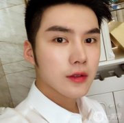 因?yàn)樽约旱谋亲硬缓每?，說到這里，我的自尊心也很受傷，經(jīng)過長時(shí)間的心里斗