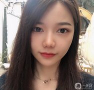 一直特別不滿意他的下巴，短下巴看起來肉肉的