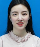 因?yàn)檠例X不好看，自拍的時(shí)候不想露出牙齒，不敢笑
