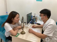 聽了醫(yī)生的建議后，我決定做面部吸脂手術(shù)