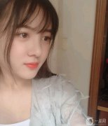 終于得到了夢(mèng)寐以求的雙眼皮手術(shù)，因?yàn)樵瓉?lái)的雙眼皮太薄，兩邊的雙眼皮太丑