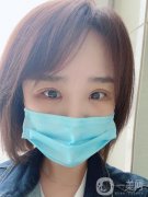 做完眼綜合手術(shù)，出了手術(shù)室，我就趕緊拍了一張照片