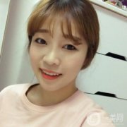 本人的皮膚還是嫩滑的，就是皮膚嚴(yán)重的下垂，使整個(gè)臉也是越來(lái)越老