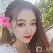 因?yàn)樽约旱拿娌考∧w下垂的原因，看上去自己的臉好像是有些寬大