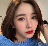 我用棉簽擦了擦鼻子，做了一些術(shù)后護(hù)理