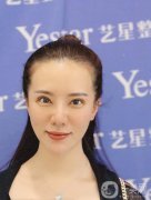 手術(shù)前眼睛不對稱，雙眼皮的一側(cè)不好看，我媽帶我來做雙眼皮