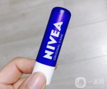 保濕唇膏排行榜前十名：滋潤雙唇，綻放自信笑容