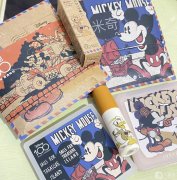 ＂彩妝品牌與迪士尼的夢(mèng)幻聯(lián)動(dòng)：從美女與野獸到冰雪女王＂