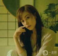 姐系美人回歸巔峰時(shí)期，張雨綺機(jī)場照引人矚目！