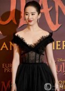 劉亦菲《花木蘭》試映會甜美亮相，顏值回?fù)魢饷襟w質(zhì)疑