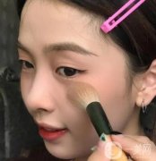 無眼影妝容：省時省力的新選擇，打造自然心機妝容